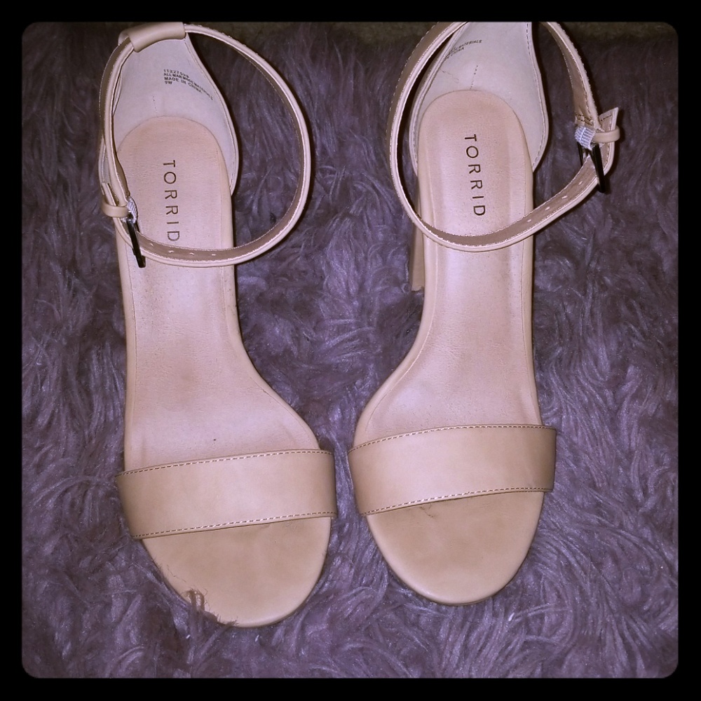 Size 9w nude heels